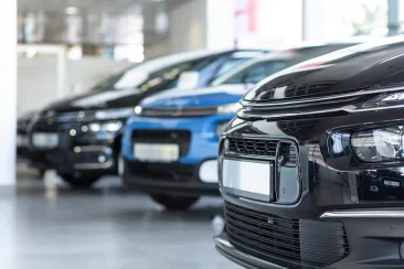 low-angle-of-extravagance-store-with-cars-in-a-row-2021-08-26-15-45-19-utc-copy Automóviles en concesionario
