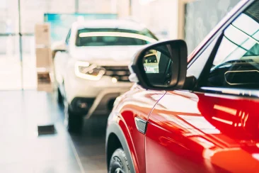 red-and-white-cars-parked-indide-at-dealer-shop-c-2022-02-25-22-57-24-utc-copy Automóviles en concesionario